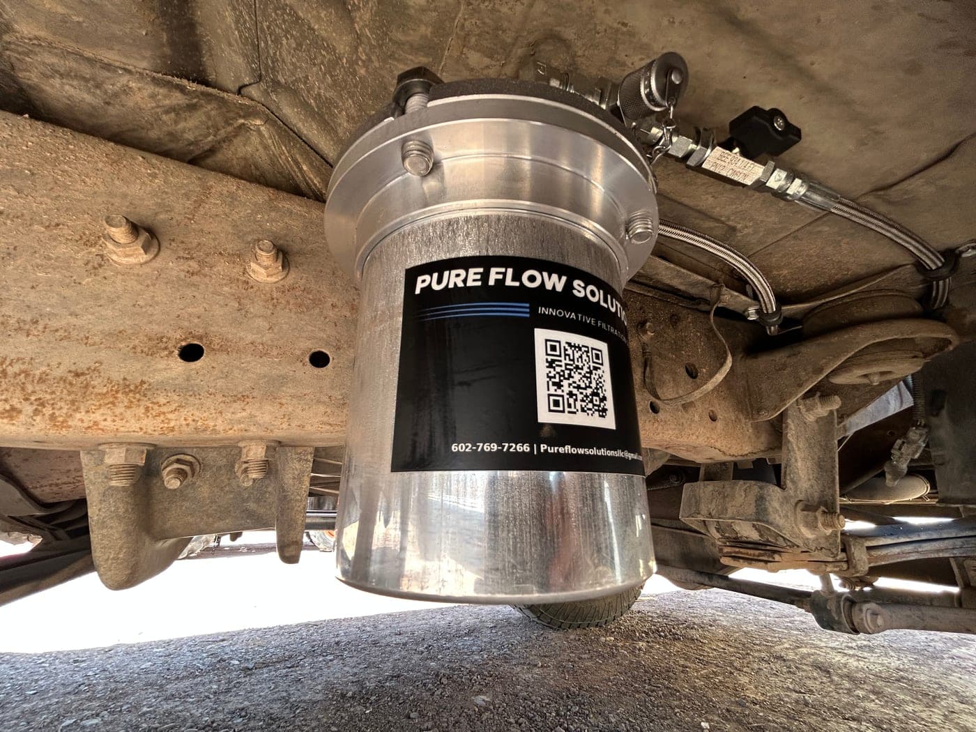 Professional filter installation on diesel engine